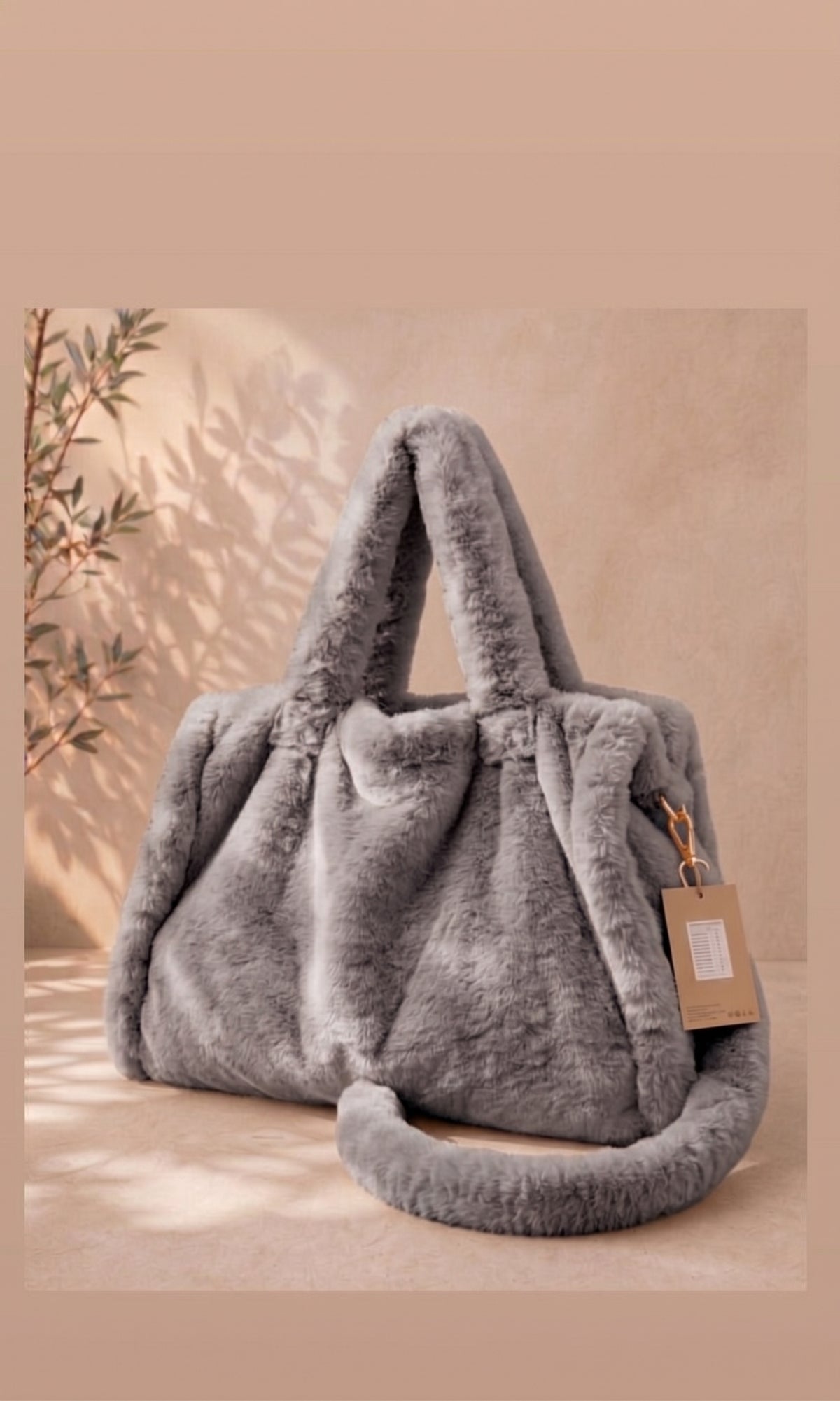 Wholesale ​Vogue oversize faux fur bag - Catwalk style