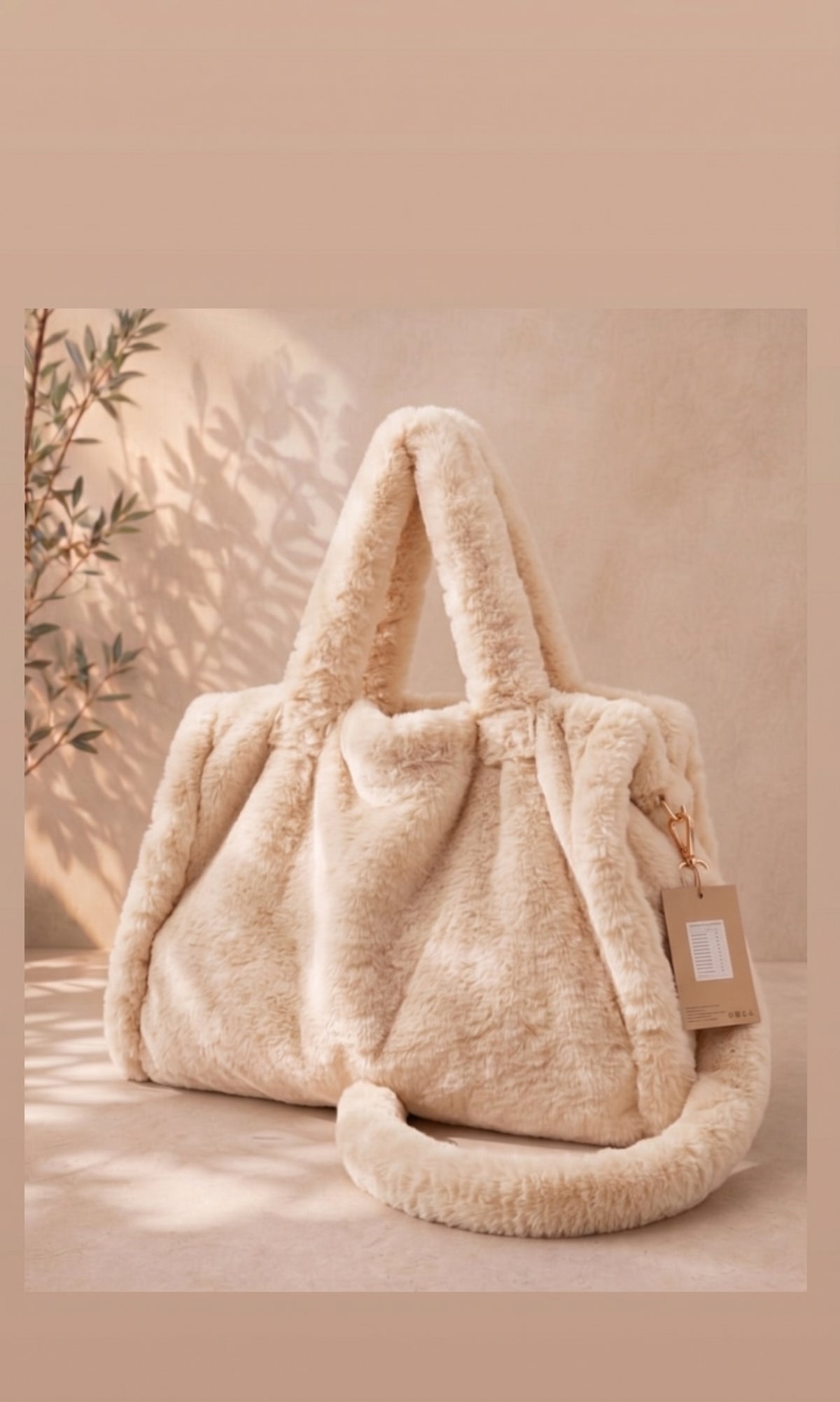 Wholesale ​Vogue oversize faux fur bag - Catwalk style